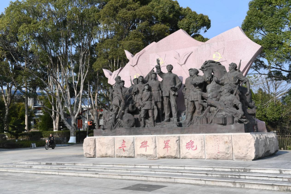 古田會(huì)議紀(jì)念館前的“豐碑軍魂”雕塑群（ 2021年1月25日攝）。新華社記者林善傳攝